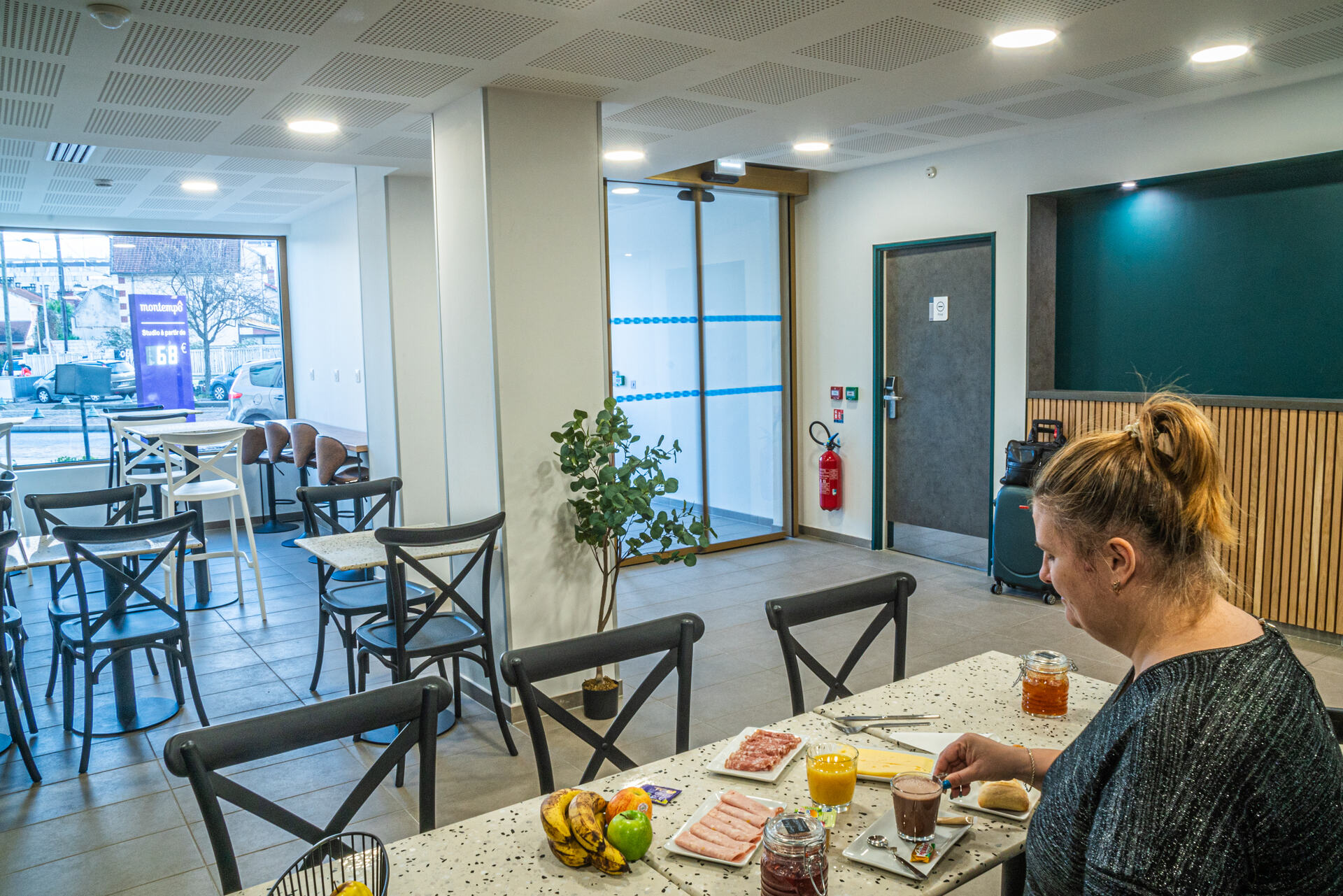 Salle du Petit-Déjeuner de la nouvelle résidence à l'ouest de Paris